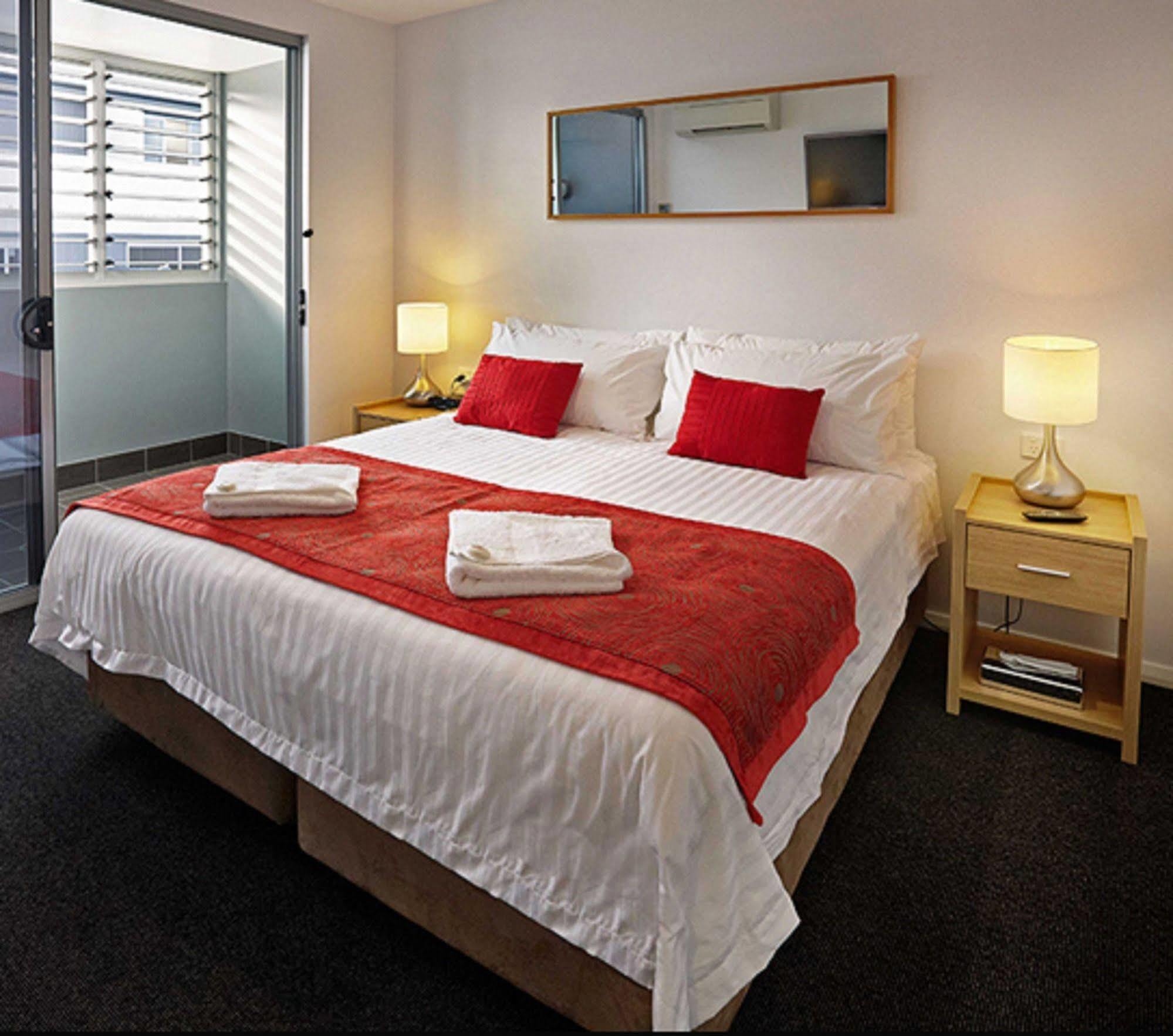 Crown On Darby Newcastle Aparthotel Exteriör bild